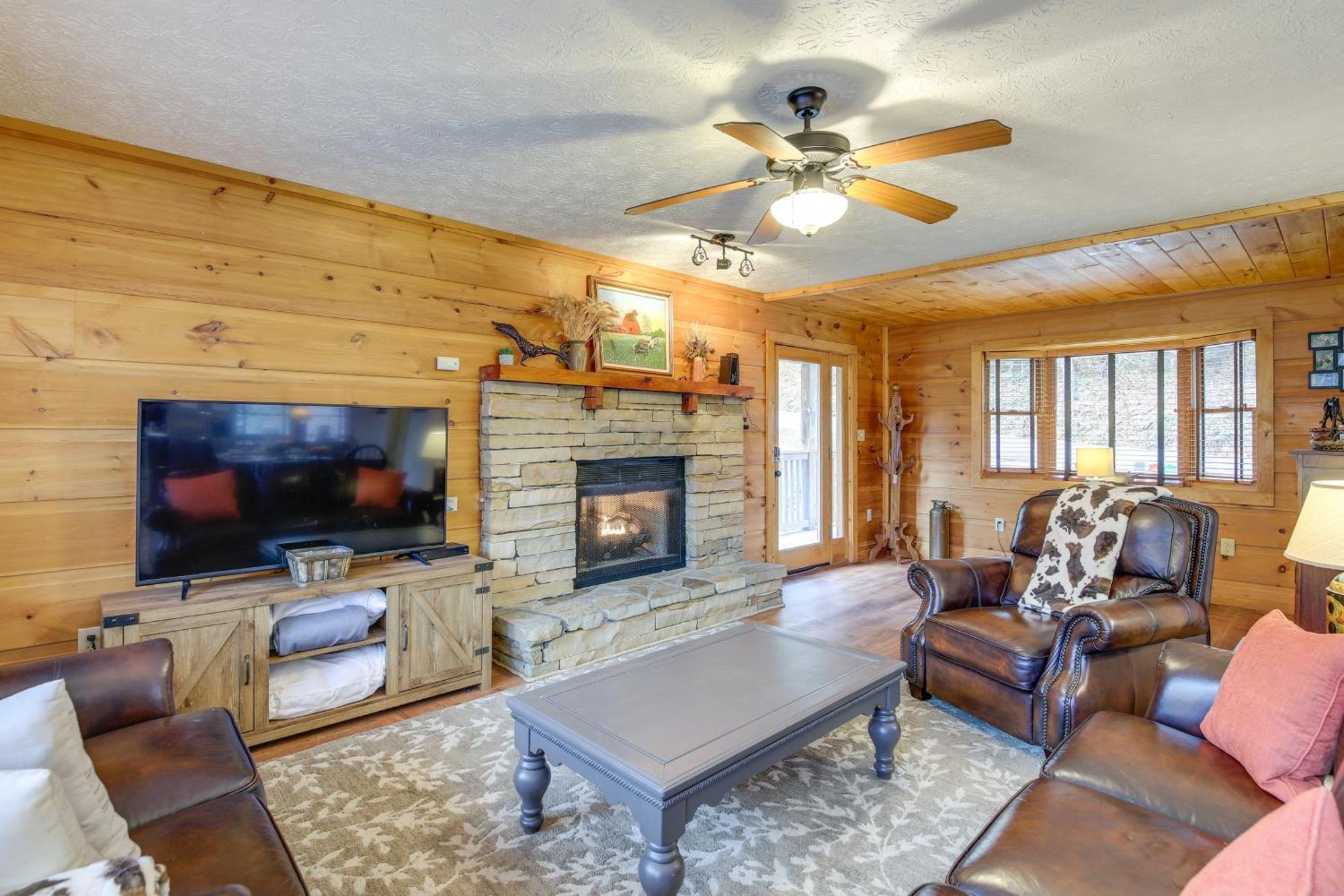 הוילה Pet-Friendly Gatlinburg Retreat With Hot Tub! מראה חיצוני תמונה