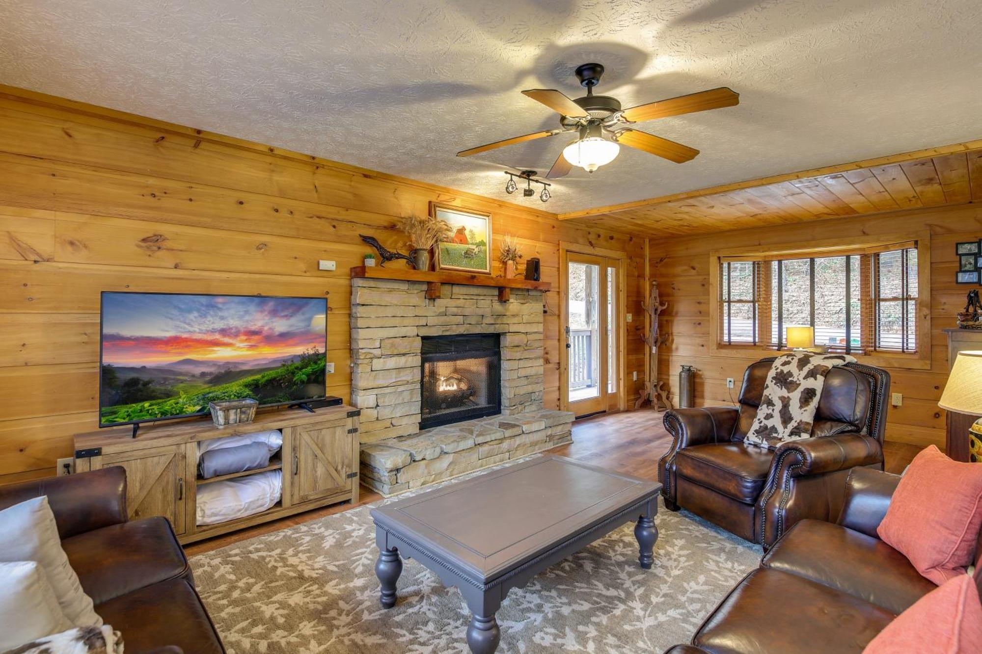 הוילה Pet-Friendly Gatlinburg Retreat With Hot Tub! מראה חיצוני תמונה